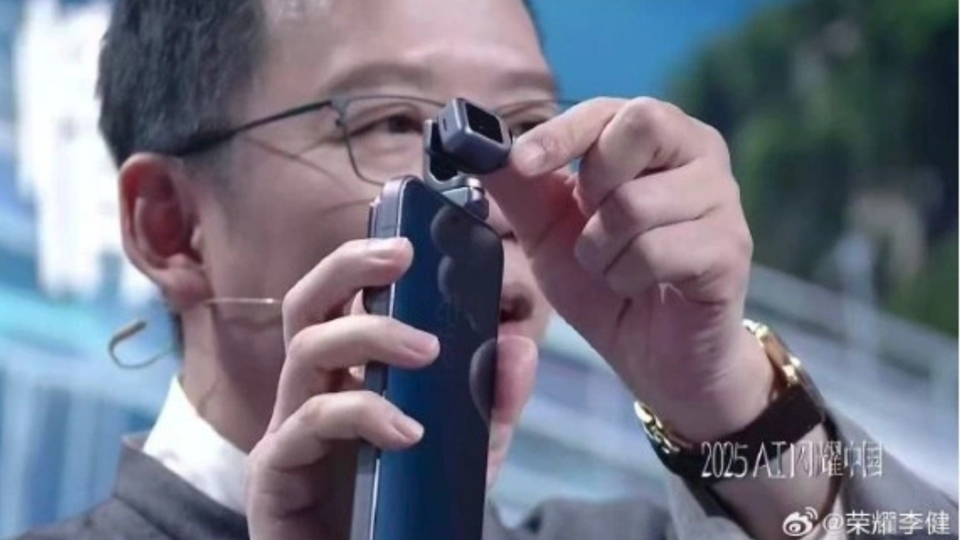 Exec underscores Honor Robot Phone’s autonomous interaction, high-definition imaging